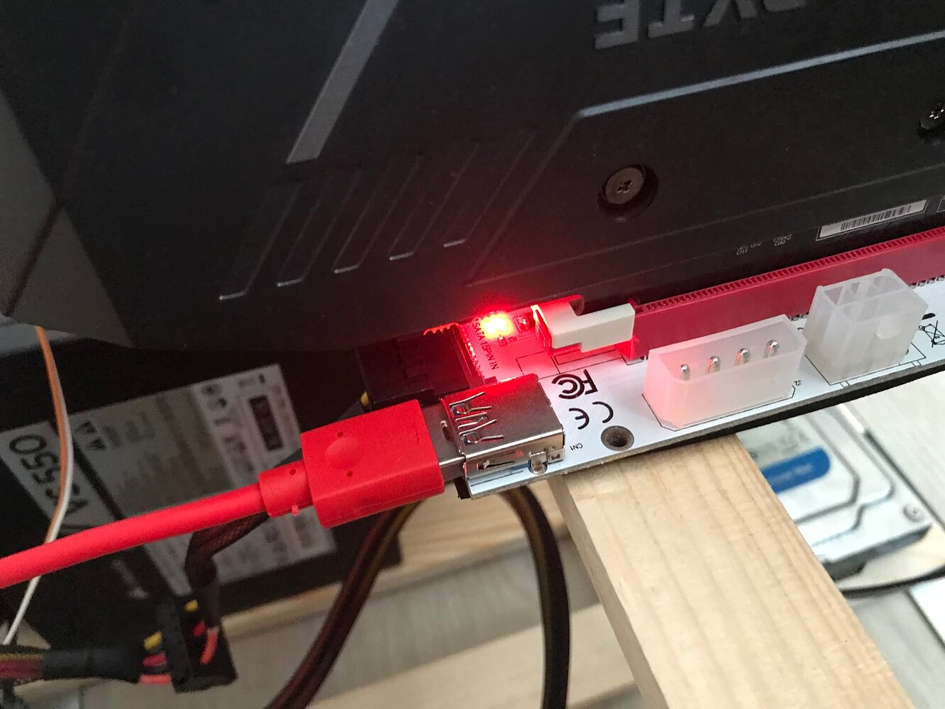 Красный индикатор на корпусе ПК. HDD WD индикатор красный. Красный индикатор горит. Красный индикатор на жестком диске.